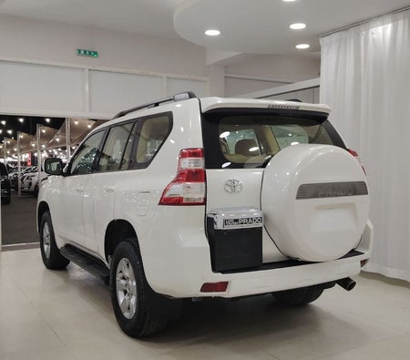 Белый Toyota Prado 2015 год Белый Toyota Prado 2015 год