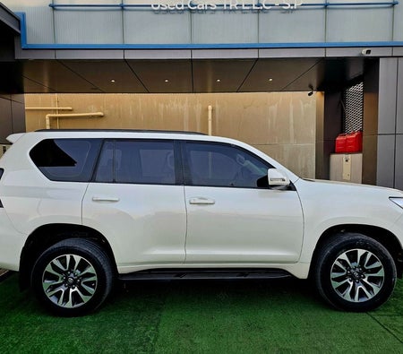 Белый Toyota Prado 2023 год Белый Toyota Prado 2023 год