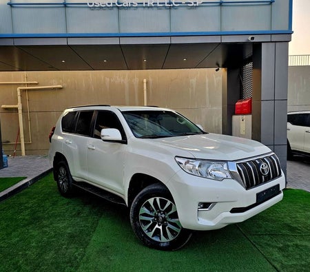 Белый Toyota Prado 2023 год