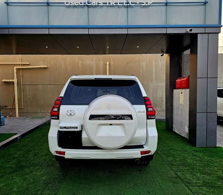 Белый Toyota Prado 2023 год Белый Toyota Prado 2023 год