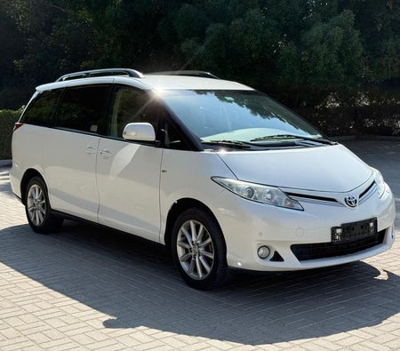Белый Toyota Previa 2020 год