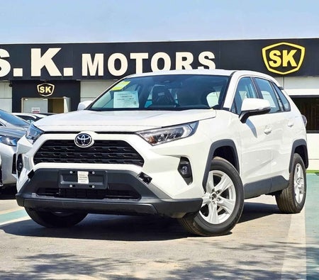 Белый Toyota RAV4 2025 год Белый Toyota RAV4 2025 год