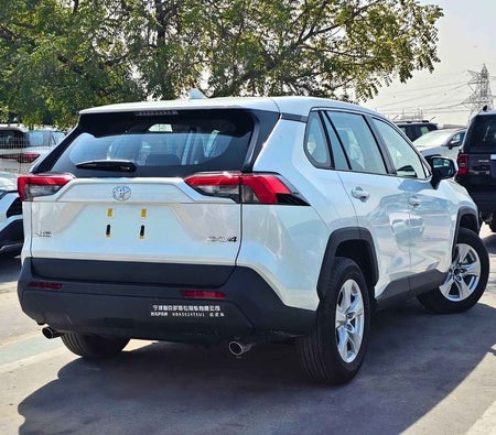 Белый Toyota RAV4 2025 год