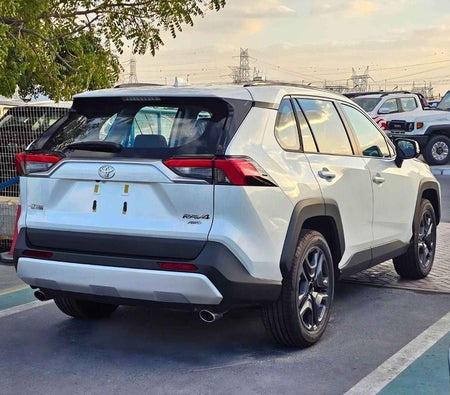 Белый Toyota RAV4 2025 год