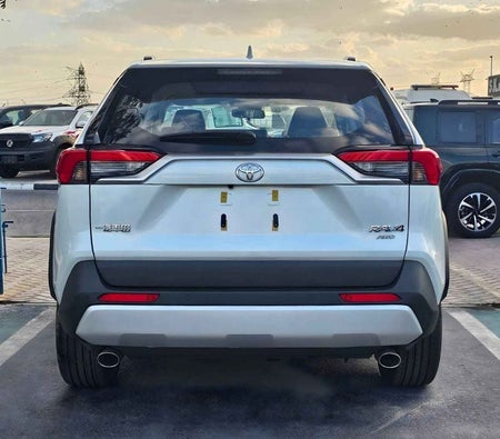 Белый Toyota RAV4 2025 год Белый Toyota RAV4 2025 год