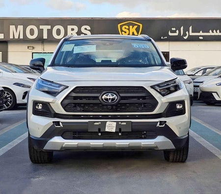 Белый Toyota RAV4 2025 год