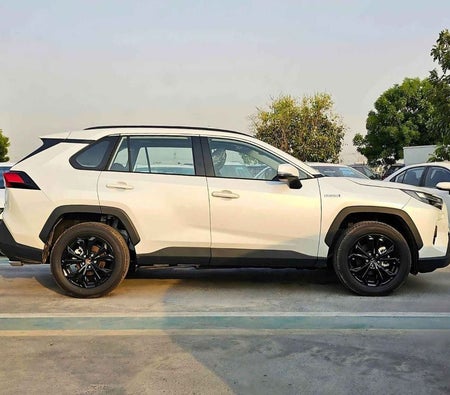 Белый Toyota RAV4 2025 год Белый Toyota RAV4 2025 год