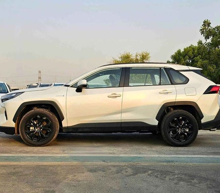 Белый Toyota RAV4 2025 год