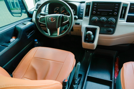 Toyota Hiace 2023 (11 pax) 5